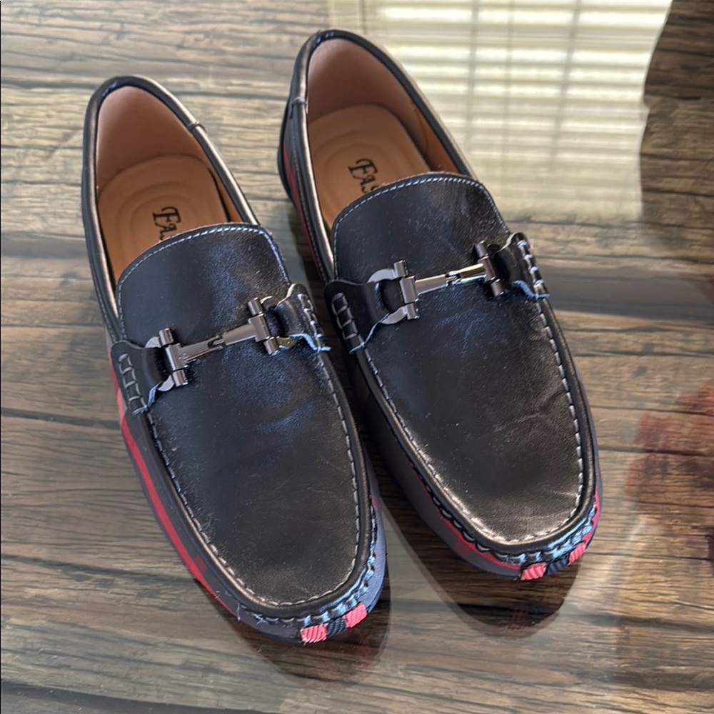 Men’s Fashion Black and Red Slip-On Loafers with Classic Design